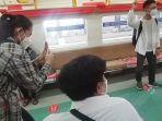 penumpang-berpose-di-antara-gerbong-saat-memasuki-krl-solo-j.jpg