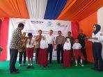 penyerahan-kacamata-pada-siswa-sdn-1-nangsri-dan-sdn-4-kemiri-di-stasiun-kemiri.jpg