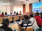 perangkat-desa-datangi-Kantor-Dispermades.jpg