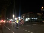 personel-polres-karanganyar-mengatur-arus-lalu-lintas-di-jalan-lawu_20180611_213117.jpg
