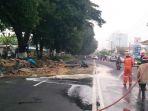 petugas-damkar-membersihkan-ribuan-telur-tumpah-memenuhi-jalur-protokol-di-jalan-jenderal-s.jpg