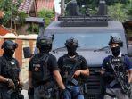 petugas-densus-88-tengah-berjaga-di-sekitar-rumah-terduga-teroris.jpg