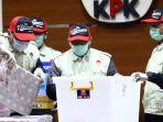 petugas-menunjukkan-barang-bukti-berupa-uang-terkait-ott-kemenpora.jpg