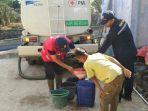 petugas-pmi-sukoharjo-saat-dropping-air-bersih.jpg