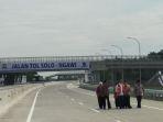 presiden-joko-widodo-saat-meninjau-ruas-jalan-tol-segmen-sragen-ngawi-rabu-28112018.jpg