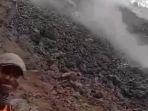 pria-sedang-menonton-lava-yang-sedang-mengalir.jpg