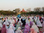 ratusan-jemaah-saat-menunggu-salat-id-berlangsung-di-alun-alun-karanganyar.jpg