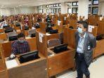 rektor-universitas-sebelas-maret-uns-solo-jamal-wiwoho-meninjau-pelaksanaan-utbk.jpg