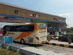 sejumlah-kendaraan-melintasi-pintu-tol-ngemplak-minggu-962019.jpg