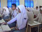 siswa-sman-1-sukoharjo-saat-mengerjakan-unbk-hari-pertama.jpg