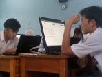 siswa-sman-6-garut-peserta-ujian-nasional-tengah-mengerjakan-soal-un.jpg