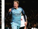 suporter-ini-nekat-terobos-lapangan-untuk-dapatkan-jersey-de-bruyne_20170223_181029.jpg