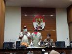 tim-penindakan-kpk-mengamankan-total-uang-rp-156758000.jpg