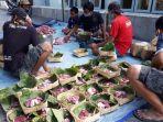 warga-memasukan-daging-kurban-ke-dalam-besek-bambu-di-mush.jpg