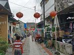 warga-sudiroprajan-menggantung-lampion-sambut-imlek-2019.jpg