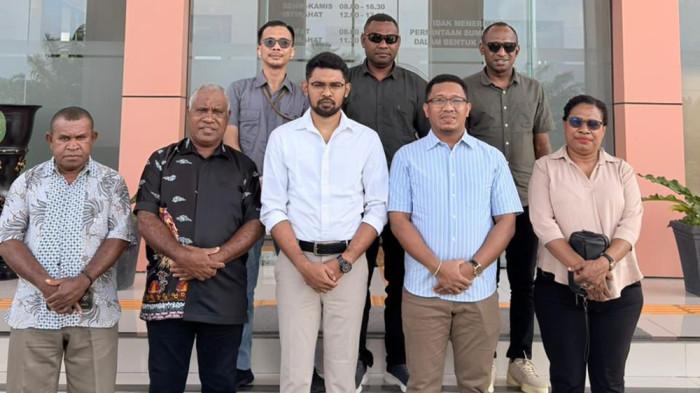 GUGATAN DPRK OTSUS - Tim kuasa hukum Bupati Sorong Selatan selaku tergugat dalam kasus Penetapan Calon Anggota DPRK Sorong Selatan Mekanisme Pengangkatan (Otsus) Periode 2024-2029, foto bersama usai persidangan di PTUN Manado, Selasa (11/11/2025). Majelis hakim memutus perkara Nomor 10/G/2025/PT.TUN.MDO gugur/tidak dapat diterima.