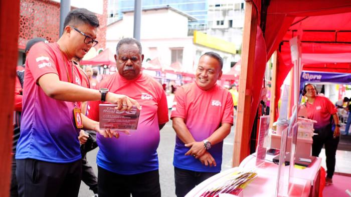 20251115_gubernur papua barat daya tinjau stan
