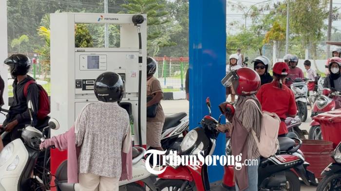 ANTREAN DI SPBU - Pengendara roda dua antre mengisi bahan bakar minyak di SPBU kawasan Kilometer 16, Kota Sorong, Papua Barat Daya, Rabu (17/12/2025). Antrean BBM jenis pertalite dan pertamax masih normal, sedangkan solar, khususnya truk antrean tampak panjang di sejumlah SPBU.