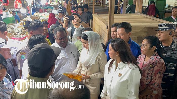 BLUSUKAN DI PASAR REMU - Wakil Menteri Perdagangan (Wamendag) Dyah Roro Esti Widya Putri didampingi Gubernur Elisa Kambu blusukan ke Pasar Remu, Kota Sorong, Papua Barat Daya, pada Kamis (18/12/2025). 