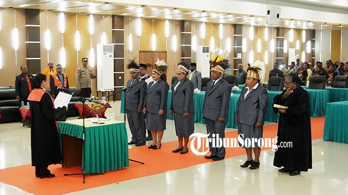 PELANTIKAN - Pelantikan anggota Dewan Perwakilan Rakyat Kabupaten (DPRK) Sorong Selatan mekanisme pengangkatan jalur Otonomi Khusus (Otsus) periode 2024-2029 dilantik, Senin (29/12/2025) di Aula Mratuwa, Teminabuan.