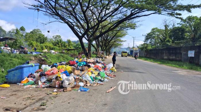 KESADARAN WARGA RENDAH - Sampah juga berserakan di ruas jalan Arteri, Kilometer 10, Kelurahan Sawagumu, Distrik Sorong Utara, Kota Sorong, Papua Barat Daya.Kesadaaran warga Kota Sorong untuk menjaga kebersihan masih rendah.