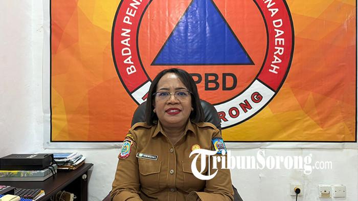 IMBAUAN BPBD - Kepala Badan Penanggulangan Bencana Daerah (BPBD) Kota Sorong Herlin Sasabone diwawancara di ruang kerjanya, Selasa (6/1/2026). Ia mengimbau masyarakat untuk meningkatkan kewaspadaan terhadap potensi banjir dan tanah longsor pada awal tahun 2026.