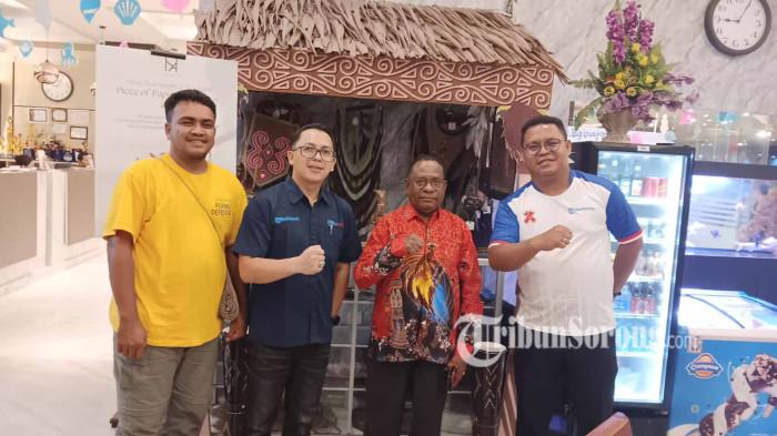 TANDATANGAN PKS - Plt. Sekda Tambrauw Yosep Yewen didampingi Vice GM Tribun Papua Raya Maickel Christian Karundeng foto bersama usai menandatangani Perjanjian Kerja Sama (PKS) antara Pemkab Tambrauw dan TribunSorong.com di Kota Sorong, Sabtu (10/1/2025).
