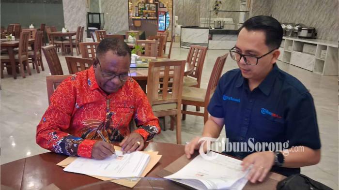 PKS - Plt. Sekda Tambrauw Yosep Yewen (kiri) didampingi Vice GM Tribun Papua Raya Maickel Christian Karundeng (kanan) sedang menandatangani Perjanjian Kerja Sama (PKS) antara Pemkab Tambrauw dan TribunSorong.com di Kota Sorong, Sabtu (10/1/2025).