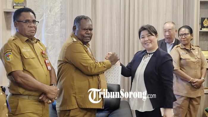 PENYERAHAN CENDERA MATA - Penyerahan cendera mata oleh perwakilan Kedutaan Besar (Kedubes) Jepang kepada Gubernur Papua Barat Daya Elisa Kambu di Kota Sorong, Senin (9/2/2026). Kunjungan rombongan dari 