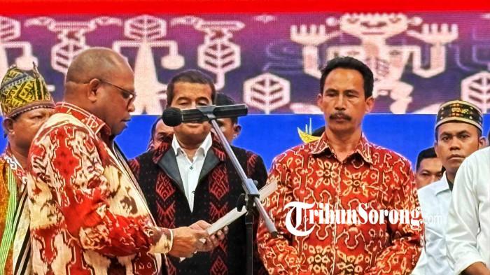 PELANTIKAN IKF - Wali Kota Sorong Septinus Lobat melantik Badan Pengurus Ikatan Keluarga Flobamora (IKF) Kota Sorong masa bakti 2026–2031 di Gedung L Jitmau, Kota Sorong, Senin (9/3/2026) malam.