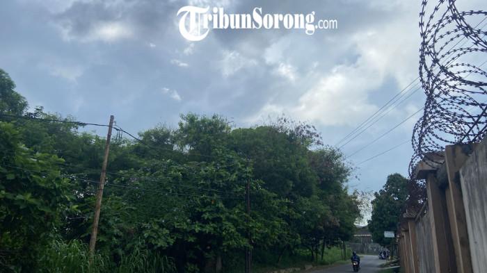 PRAKIRAAN CUACA - Matahari tertutup awan mendung di Jl. Frans Kaisepo (belakang MegaMall), Kota Sorong, Papua Barat Daya pukul 09:00 WIT.