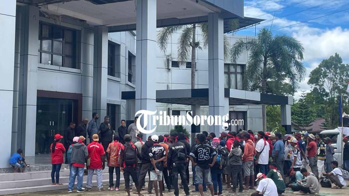 DEMO DAMAI - Sejumlah pekerja buruh PT Henderson Inti Persada (PT HIP) Klamono, Kabupaten Sorong, bersama Dewan Pimpinan Daerah (DPD) Serikat Pekerja Pejuang Lintas Khatulistiwa Papua Barat Daya menggelar aksi damai di Kantor DPRK Sorong, Kabupaten Sorong, Senin (18/5/2026).