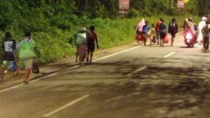20240620_mama-papua-jalan-kaki-gegara-aksi-palang-jalan-nasional-aimas-sorong.jpg