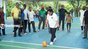 20251003_bupati-petronela-tendang-bola-buka-turnamen-futsal.jpg