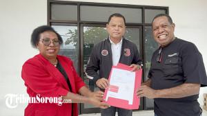 20251005_edo-kondologit-serahkan-surat-dan-kta-ke-kantor-dpc-pdi-perjuangan-kota-sorong.jpg