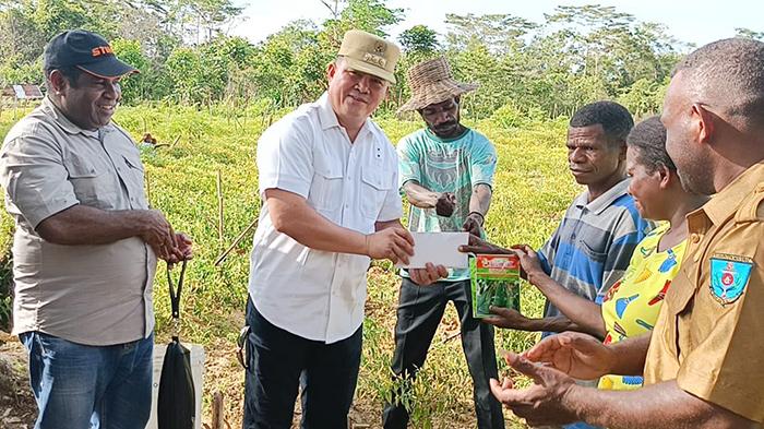 20230314_pj-bupati-maybrat-serahkan-bantuan-dana-ke-kelompok-tani-sowan.jpg