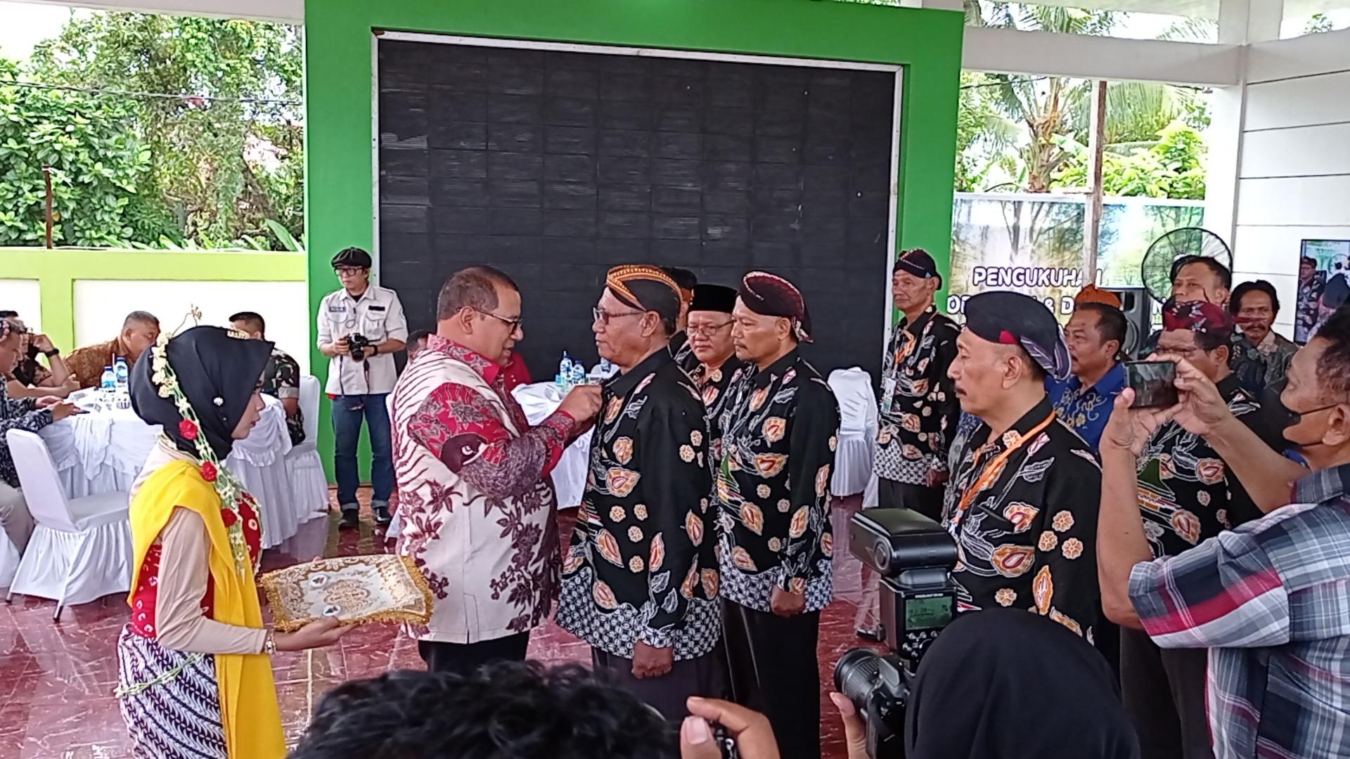 DPD Golkar Papua Barat Daya Beri 2 Kulkas ke Ikatan Keluarga Jawa Madura, Bentuk Hadiah HUT Ikaswara