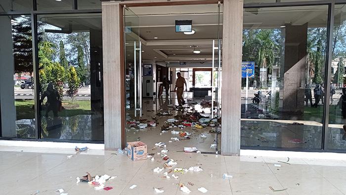 20230320_sampah-di-kantor-wali-kota-sorong.jpg