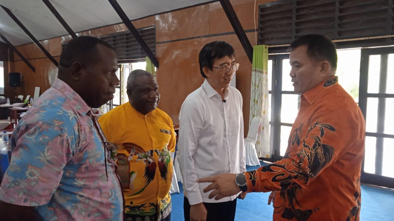 20230421_bernhard-bersama-prof-yohanes.jpg