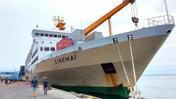 20230428_kapal-motor-ciremai-sandar-di-pelabuhan-umum-sorong.jpg