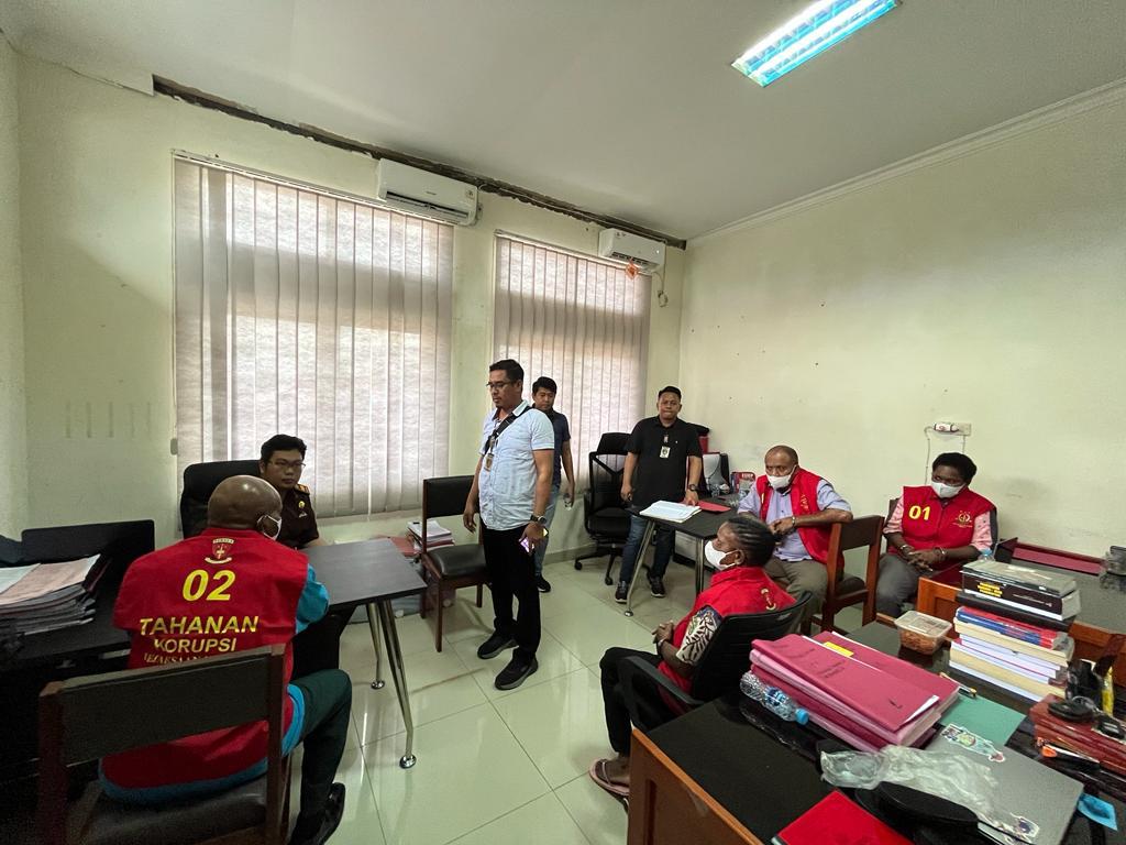 20230623_Penyerahan-tersangka-ke-Kejaksaan-Negeri-Sorong.jpg