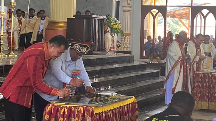 20230630_pj-bupati-maybrat-teken-prasasti-peresmian-gereja-ayawasi.jpg