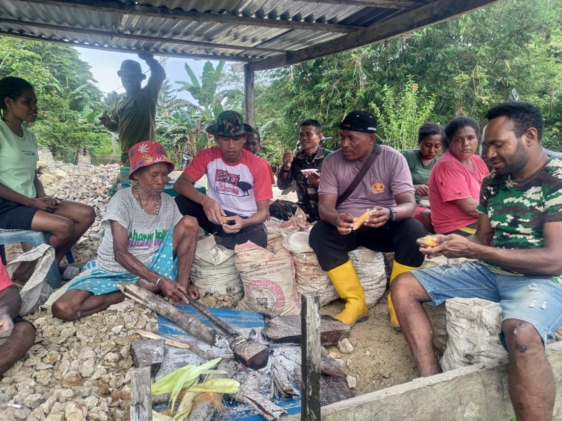 Melihat Kedekatan TNI dan Warga Sorong Selatan dalam Merawat Semangat Gotong Royong di TMMD ke-117