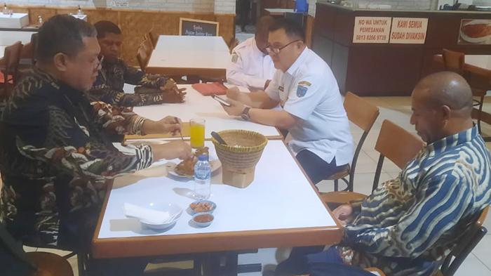 Pj Bupati Bernhard E Rondonuwu Bersama Sekda dan Pimpinan DPRK Maybrat Temui Tenaga Ahli KSP