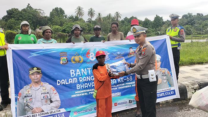 Senyum Bahagia Petugas Kebersihan Sorong Selatan, Dapat Surprise dari Satlantas