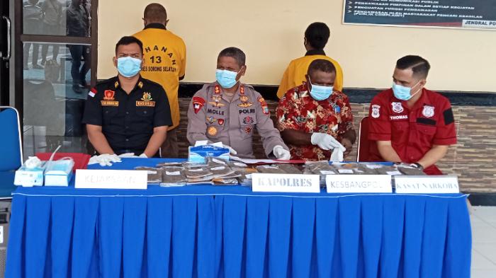 20230916_Jajaran-Polres-Sorong-Selatan-saat-melakukan-rilis-pemusnahan-ganja-13-kilogram.jpg