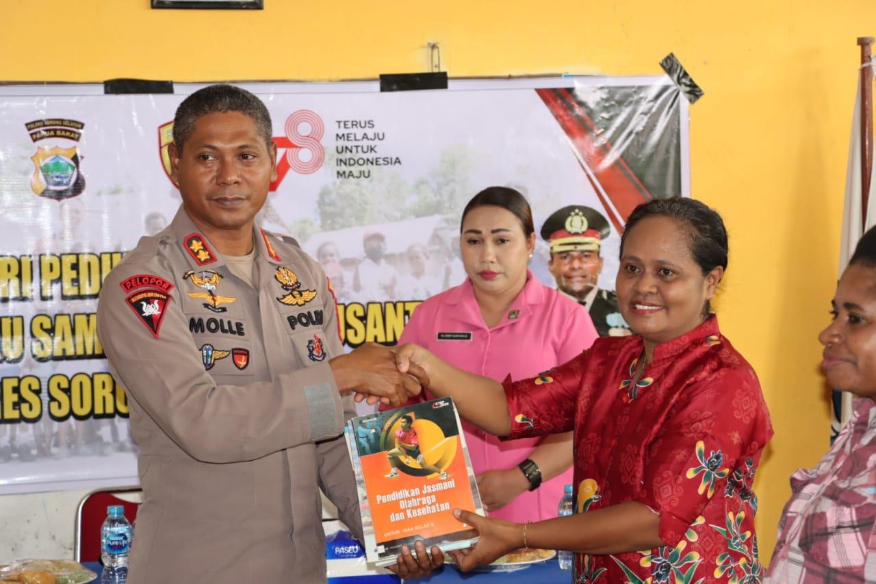20230916_Penyerahan-buku-oleh-Kapolres-Sorong-Selatan-AKBP-Glenn-Rooi-Molle.jpg