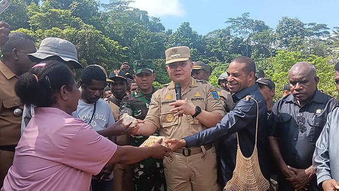Pembangunan Puskesmas Aifat Timur Tengah, Pj Bupati Maybrat Ajak Kelompok Ini Bangun Kampung