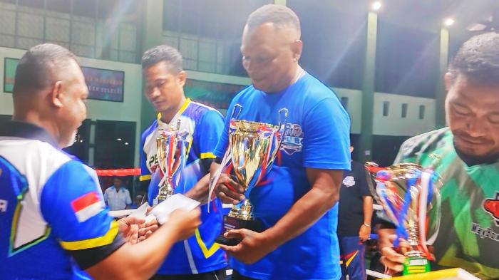 20230926_Ketua-Pertina-Pengprov-Papua-Barat-Daya-menyerahkan-tropi-kepada-pelatih-AFU-Boxing-Camp.jpg