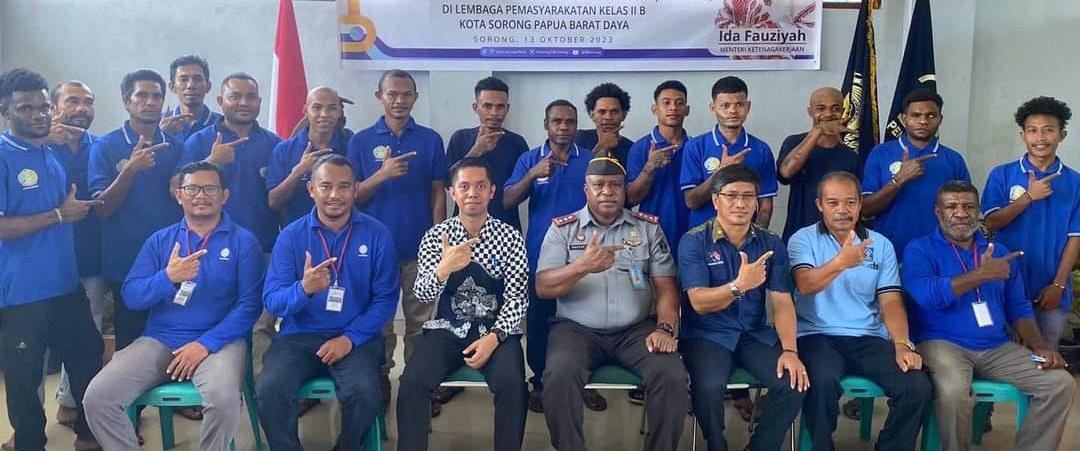 Bekal Keterampilan, Warga Binaan Lapas Sorong Belajar Buat Furnitur